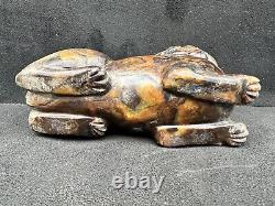 Grande sculpture chinoise Qing en pierre dure russet antique représentant une bête couchée.