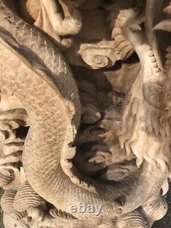 Grande sculpture de dragon chinois en bois vintage sculptée à la main