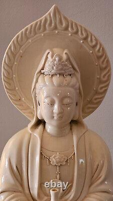 Grande sculpture en porcelaine ancienne de Guanyin sur un trône de lotus, vers les années 1860