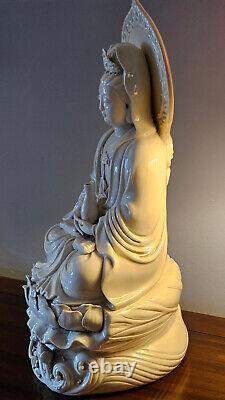 Grande sculpture en porcelaine ancienne de Guanyin sur un trône de lotus, vers les années 1860