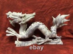 Grande statue de dragon chinois en jade ou en pierre sculptée à la main, de 14 pouces de long.