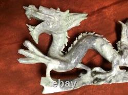 Grande statue de dragon chinois en jade ou en pierre sculptée à la main, de 14 pouces de long.
