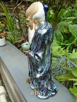 Grande statue en porcelaine chinoise avec belle glaçure et jolies couleurs.
