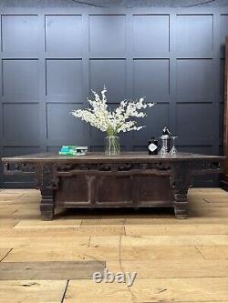 Grande table basse chinoise ancienne en orme / Table d'appoint / Table d'autel