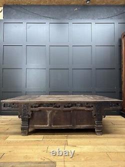 Grande table basse chinoise ancienne en orme / Table d'appoint / Table d'autel