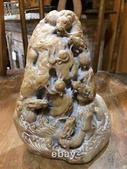 Grande tour en stéatite sculptée chinoise / japonaise avec 5 dragons poursuivant des perles flamboyantes