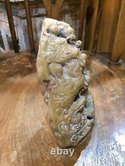 Grande tour en stéatite sculptée chinoise / japonaise avec 5 dragons poursuivant des perles flamboyantes