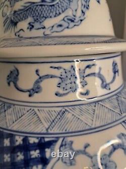 Grande urne en porcelaine décorée chinoise bleue et blanche du 20e siècle, avec couvercle, mesurant 18 pouces de hauteur.