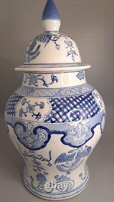 Grande urne en porcelaine décorée chinoise bleue et blanche du 20e siècle, avec couvercle, mesurant 18 pouces de hauteur.