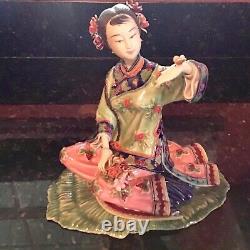 Immense figurine de geisha en porcelaine chinoise ancienne marquée