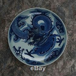 Kangxi, Grande Peinture Sur Plaque De Porcelaine Bleue Et Blanche Représentant Un Dragon Volant