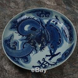 Kangxi, Grande Peinture Sur Plaque De Porcelaine Bleue Et Blanche Représentant Un Dragon Volant