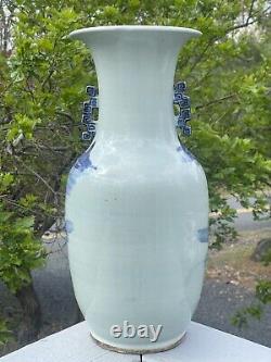Large 16.75 Antique Chinese Canton Bleu Blanc Porcelaine Vase Poignées Qing 19ème