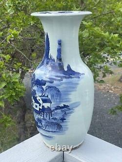 Large 16.75 Antique Chinese Canton Bleu Blanc Porcelaine Vase Poignées Qing 19ème