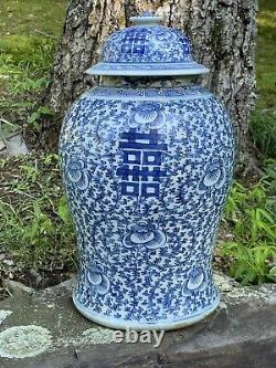 Large Antique Chinois Chenghua Mark Bleu Blanc Porcelaine Temple Jar Bonheur