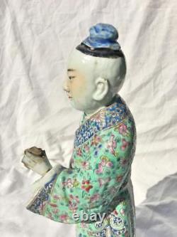 Large Antique Porcelaine Porcelaine État De Figure Standing Avec Bamboing Stick