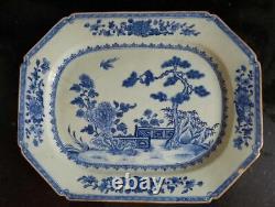 Magnifique plat rectangulaire en porcelaine chinoise du XVIIIe siècle dans un jardin clôturé
