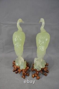 Paire De Grands Millésimes Chinois Antiques Vert Jade Hard Stone Birds Stands En Bois