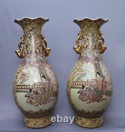 Paire De Vases Orientaux De Porcelaine De Style Très Grand Vintage