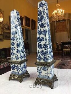 Paire Vintage Grand 18 Bleu Blanc Crackle Glaze Porcelaine Bronze Mont Obélisque