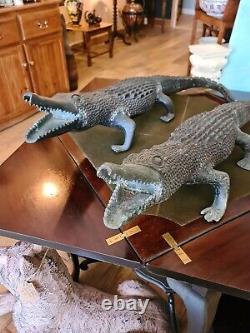 Paire de crocodiles chinois en bronze coulé décoratif de grande taille, d'époque ancienne, pour usage intérieur/extérieur.