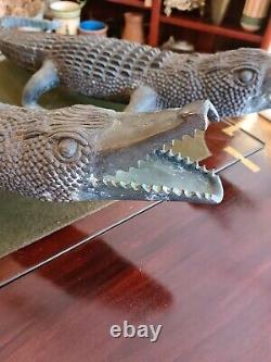 Paire de crocodiles chinois en bronze coulé décoratif de grande taille, d'époque ancienne, pour usage intérieur/extérieur.