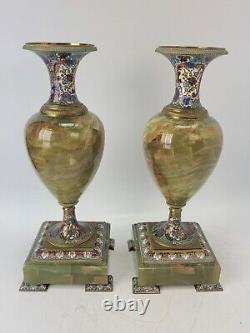 Paire rare de grands urnes champlevé et onyx bougeoirs