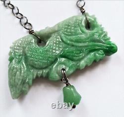 Pendentif de dragon en jade jadeite vert sculpté antique sur chaîne en argent chinois