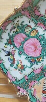 Plat à pied en porcelaine chinoise antique de la famille Rose Médallion, grand format 13×10.