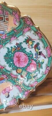 Plat à pied en porcelaine chinoise antique de la famille Rose Médallion, grand format 13×10.