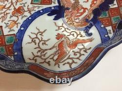 Plat de service en porcelaine Imari japonaise de grande taille avec des dragons et des phénix anciens.