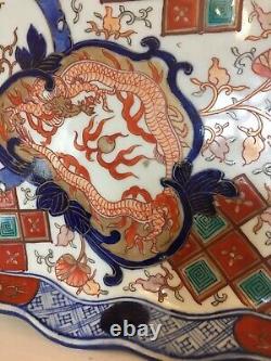 Plat de service en porcelaine Imari japonaise de grande taille avec des dragons et des phénix anciens.