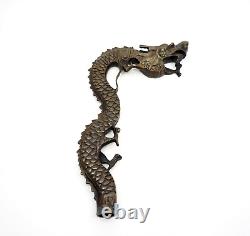 Poignée de canne ou de bâton de marche en laiton antique chinois ou japonais avec un grand dragon