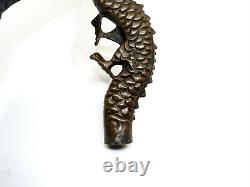 Poignée de canne ou de bâton de marche en laiton antique chinois ou japonais avec un grand dragon