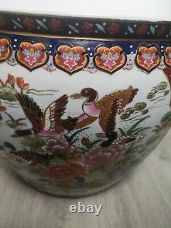 Pot de fleurs chinois ancien avec détails d'oiseaux et de poissons dorés