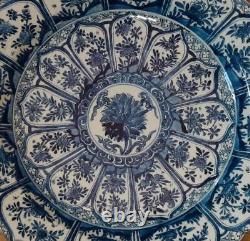 Superbe grand chargeur en porcelaine chinoise de la période Kangxi, motif de lotus à barbe, vers 1662