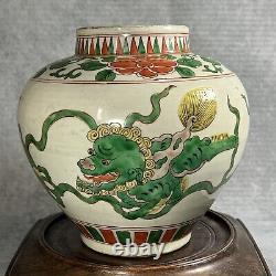 Superbe grand pot en porcelaine ancienne Wucai avec décoration de lions de temple 21cm