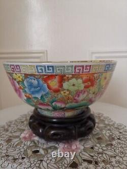 The translation of the title in French would be: 'Grand bol vintage avec décoration florale en porcelaine chinoise Famille Rose du 19e siècle'