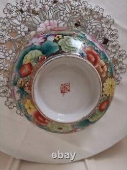 The translation of the title in French would be: 'Grand bol vintage avec décoration florale en porcelaine chinoise Famille Rose du 19e siècle'