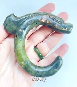 Traduire ce titre en français : Pendentif amulette en jade néphrite chinois antique sculpté en forme de dragon de couleur verte, de grande taille, 3,5.