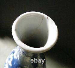 Traduisez ce titre en français : Vase antique chinois en forme de double gourde en prunus. Marque à quatre caractères de l'époque Kangxi. 12 pouces.