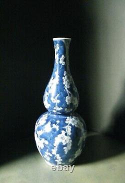 Traduisez ce titre en français : Vase antique chinois en forme de double gourde en prunus. Marque à quatre caractères de l'époque Kangxi. 12 pouces.