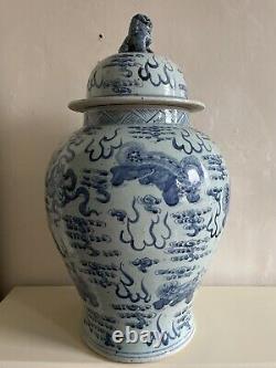 Très grand vase de temple en porcelaine chinoise contemporaine bleu et blanc avec lion Foo