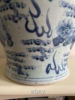 Très grand vase de temple en porcelaine chinoise contemporaine bleu et blanc avec lion Foo