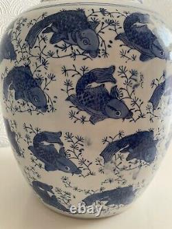Très grande jarre en porcelaine chinoise bleue et blanche avec motif de carpes koï, taille 14.