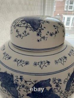 Très grande jarre en porcelaine chinoise bleue et blanche avec motif de carpes koï, taille 14.