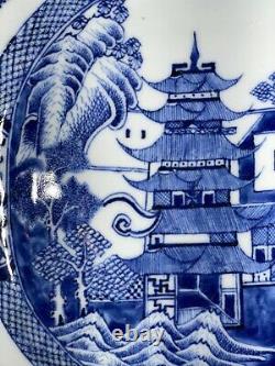 Un Fantastique Grand Plateau D’exportation De Porcelaine Chinoise Du Xviiie Siècle Période Qianlong