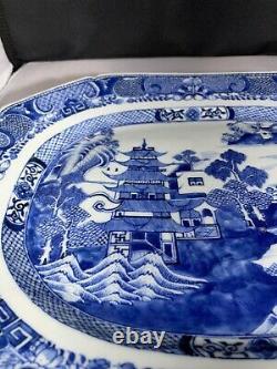 Un Fantastique Grand Plateau D’exportation De Porcelaine Chinoise Du Xviiie Siècle Période Qianlong