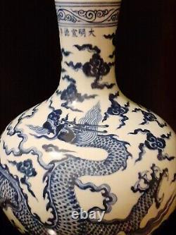 Un Grand Chinois De Vase Xuande Impérial 5 Griffe Dragon