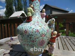 Un Grand Chinois Famille Rose Vase En Porcelaine Qianlong Mark